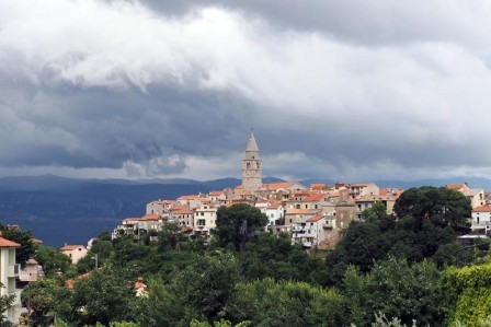 Otkrijte Vrbnik na otoku  Krku, - grad vina, povijesti, glagoljice i najuže ulice...
