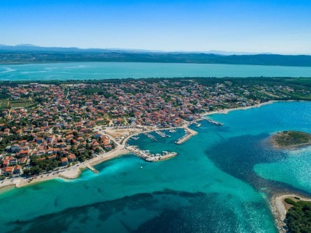 Pakoštane -  mjesto gdje se more i najveće hrvatsko jezero susreću na nekoliko minuta hoda
