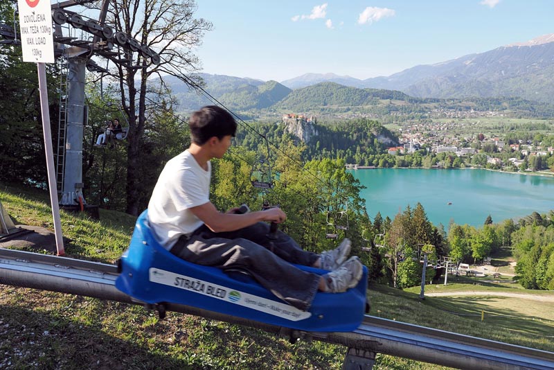 Sanjkanje na travi, najveći zipline u Europi, odmor uz ljepote jezera - proljeće na Bledu nikad nije bilo...
